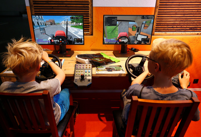 ילדים משחקים משחקי וידיאו, אילוסטרציה (צילום:  REUTERS/Wolfgang Rattay)