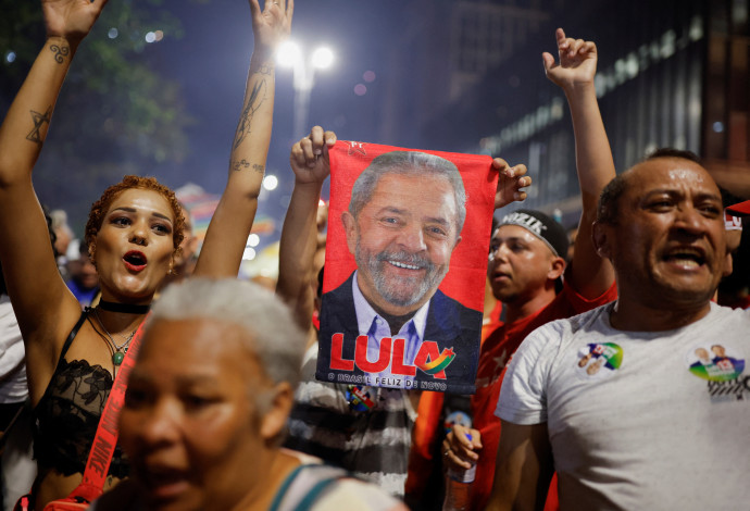 תומכי מועמד השמאל דה סילבה  (צילום:  REUTERS/Amanda Perobelli)