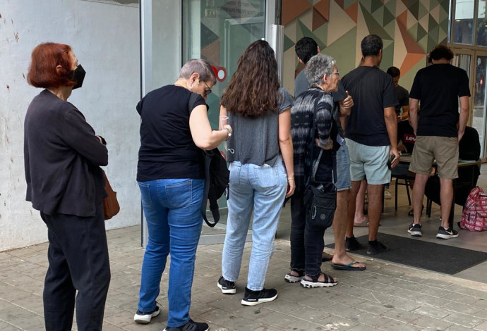 אנשים מחכים בתור לקלפי (צילום:  אבשלום ששוני)