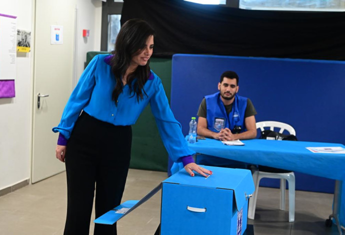 איילת שקד מצביעה בבחירות לכנסת ה-25 (צילום:  אבשלום ששוני)