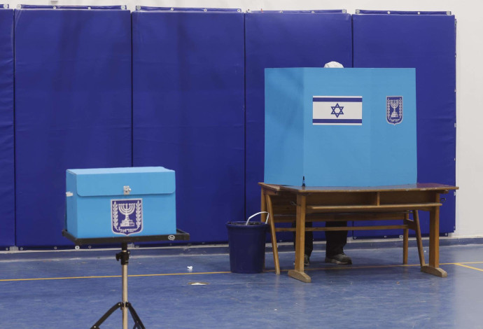 בחירות, אדם מצביע בקלפי (צילום:  מארק ישראל סלם)