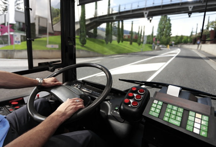 בוטלה שלילה מנהלית לנהג אוטובוס שתועד בעבירת תנועה חמורה (צילום:  alejandrosoto gettyimages)