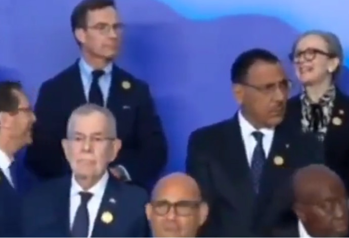 הרצוג וראש ממשלת תוניסיה מתבדחים בשולי וועידת האקלים (צילום:  צילום מסך רשתות ערביות)