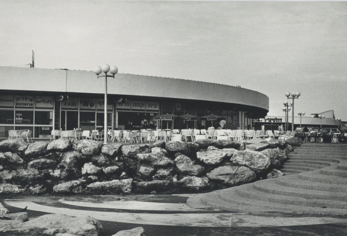 דולפינריום, תל-אביב. מבט מדרום אל חזית בית הקפה, 1982 בקירוב (צילום נחום זולוטוב) (צילום:  יחצ)