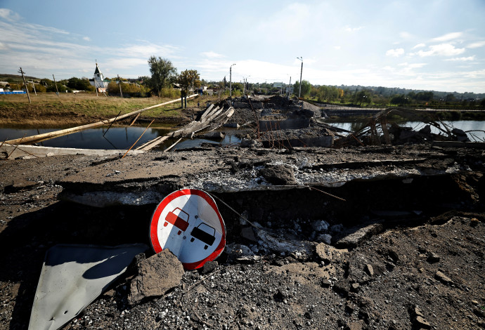 גשר הרוס באוקראינה (צילום:  REUTERS/Zohra Bensemra)