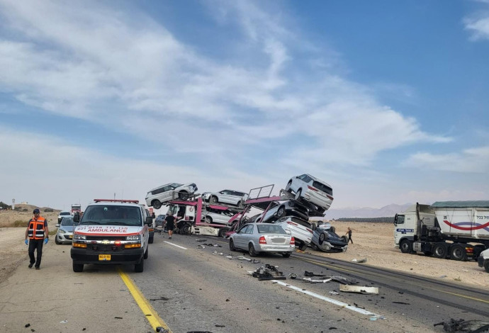תמונה מזירת התאונה בכביש 90 (צילום:  דוברות מד"א)