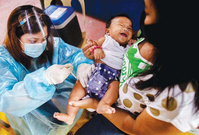 חיסון תינוק בפיליפינים (צילום:  רויטרס)