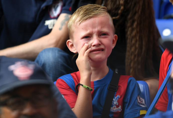 אוהד כדורגל בוכה (צילום:  רויטרס)