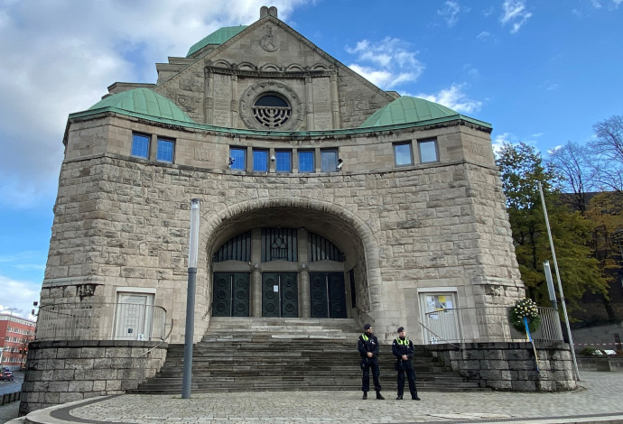 שוטרים ליד בית הכנסת הישן באסן, גרמניה (צילום:  רויטרס)