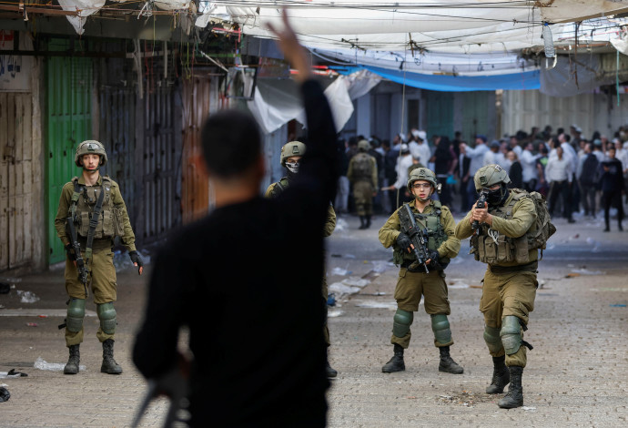 עימותים בין פלסטינים ליהודים בחברון (צילום:  רויטרס)