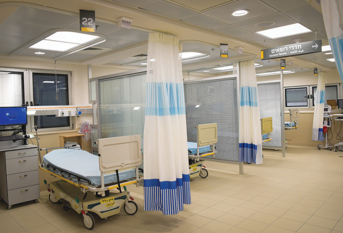  חדר מיון. עומסים כבדים ותורים ממושכים (צילום:  אבי דישי, פלאש 90)