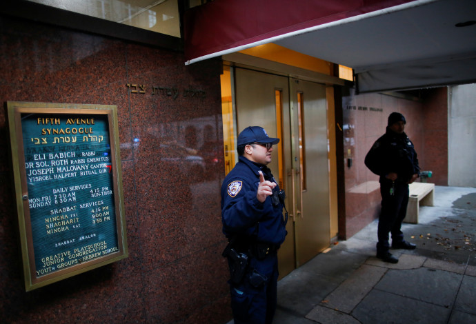 משטרה בכניסה לבית כנסת בניו יורק (צילום:  REUTERS/Eduardo Munoz)
