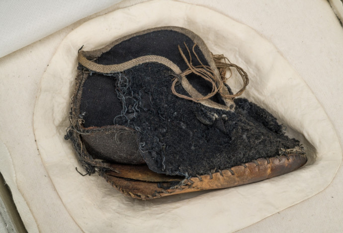 נעל של ילד שנספה באושוויץ (צילום:  מרק ישראל סלם)
