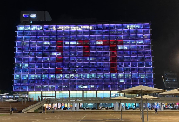 בניין עיריית תל אביב-יפו מואר לציון יום המאבק באלימות כלפי נשים (צילום:  באדיבות עיריית תל אביב-יפו)