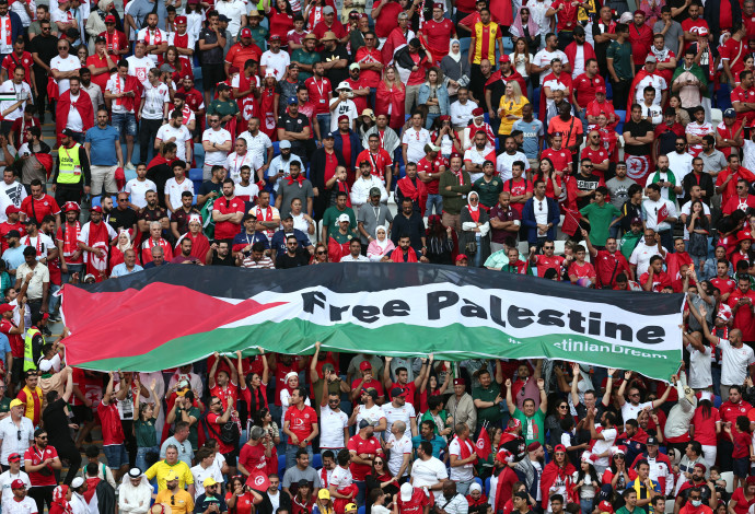 דגל הרשות הפלסטינית ביציע אוהדי טוניסיה במונדיאל 2022 (צילום:   REUTERS/Marko Djurica)