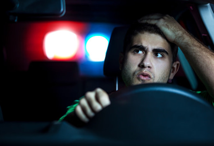 איזה עונש קיבל אדם שנאשם באי ציות לשוטר? (צילום:  GoodLifeStudio gettyimages)