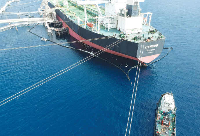 דליפת נפט במפרץ אילת (צילום:  שגיא מרקמן, המשרד להגנת הסביבה)