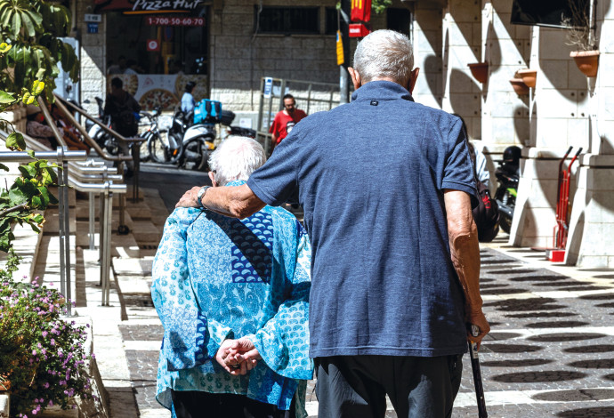 זוג מבוגר (צילום:  נתי שוחט, פלאש 90)