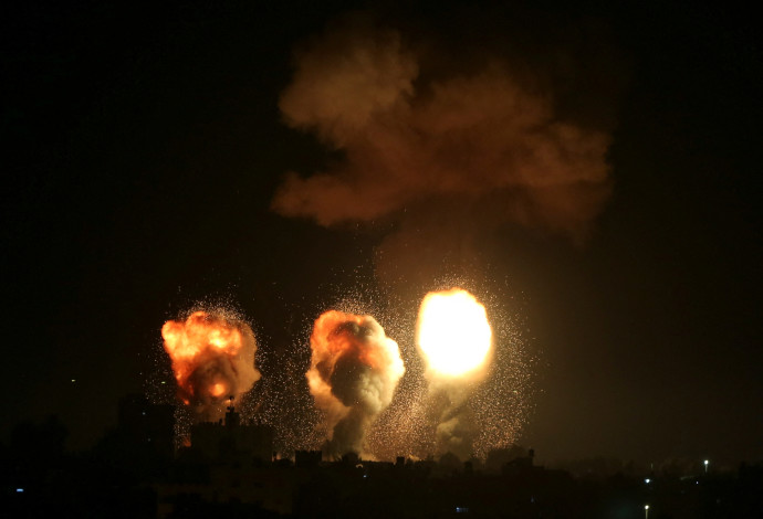 תקיפת צה"ל ברצועת עזה (צילום:  REUTERS/Ibraheem Abu Mustafa)