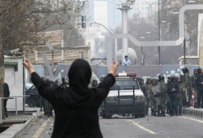 מחאת החיג'אב בטהרן (צילום:   REUTERS/Stringer)