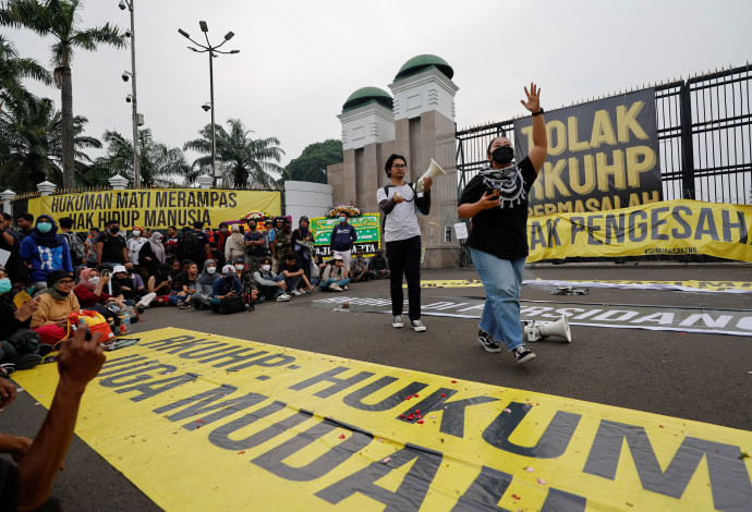 מחאה באינדונזיה נגד החוק החדש האוסר על יחסי מין מחוץ לנישואים (צילום:  רויטרס)