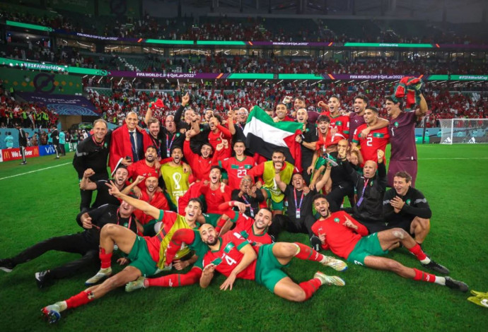 שחקני נבחרת מרוקו חוגגים את הניצחון על נבחרת ספרד בשלב שמינית גמר המונדיאל (צילום:  רשתות חברתיות)