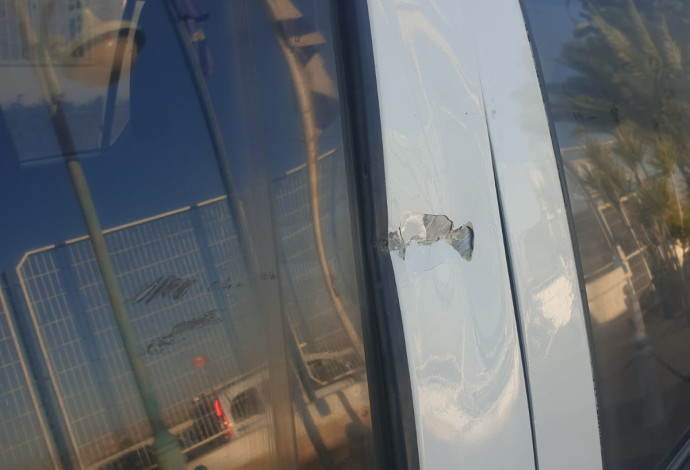 חלון הניידת שנפגעה (צילום:  דוברות המשטרה)