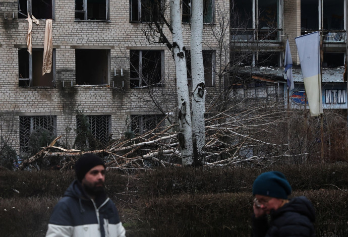 אנשים עומדים מחוץ לאוניברסיטה שניזוקה ממתקפת טילים לאחרונה בקרמטורסק, אוקראינה (צילום:  REUTERS/Shannon Stapleton)