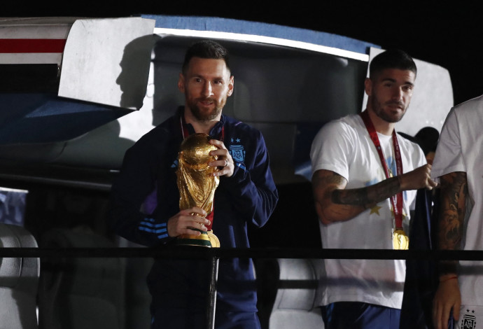 ליאו מסי חוזר עם גביע העולם לארגנטינה (צילום:   REUTERS/Agustin Marcarian)