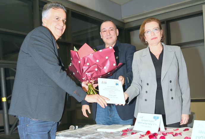 שמעון סבג מקבל פרס על מפעל חיים מרובע נווה שאנן בחיפה (צילום:   יוסף הירש)