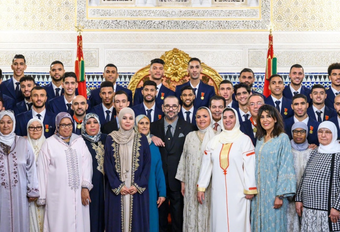 שחקני נבחרת מרוקו והמלך חסן השישי (צילום:  Maghreb Arab Press)