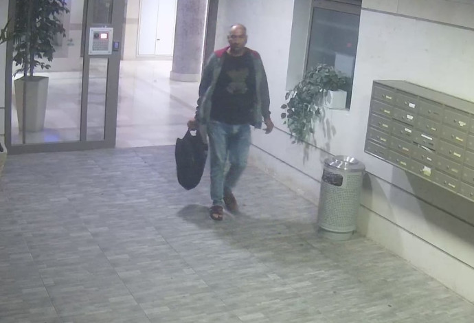 החשוד בלובי הבניין. מחזיק באישורי שהייה בישראל (צילום:  מצלמות אבטחה)