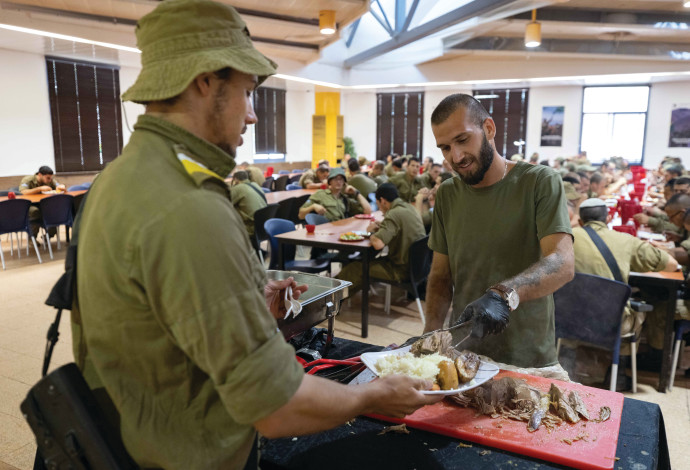 מטבח צבאי  (צילום:  אוליביה פיטוסי, פלאש 90)