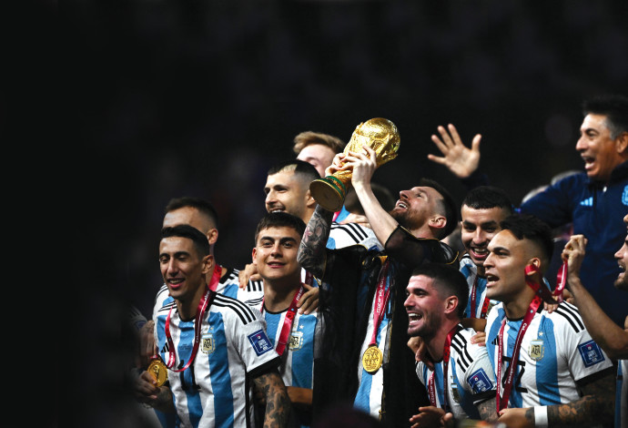 ארגנטינה מניפה את גביע העולם  (צילום:  רויטרס)