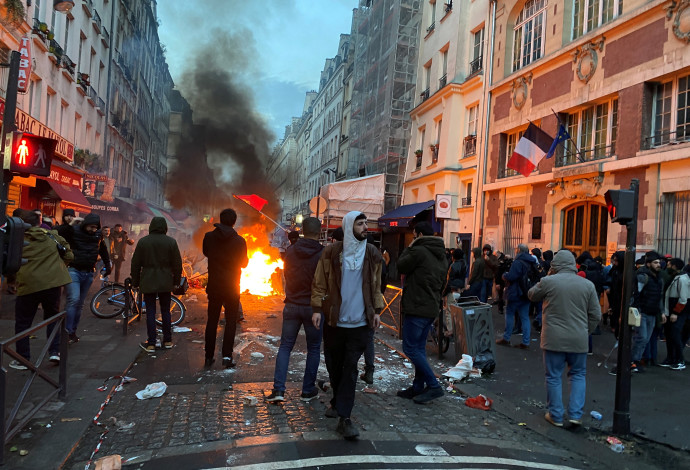 מהומות בפריז לאחר הירי  (צילום:  רויטרס)