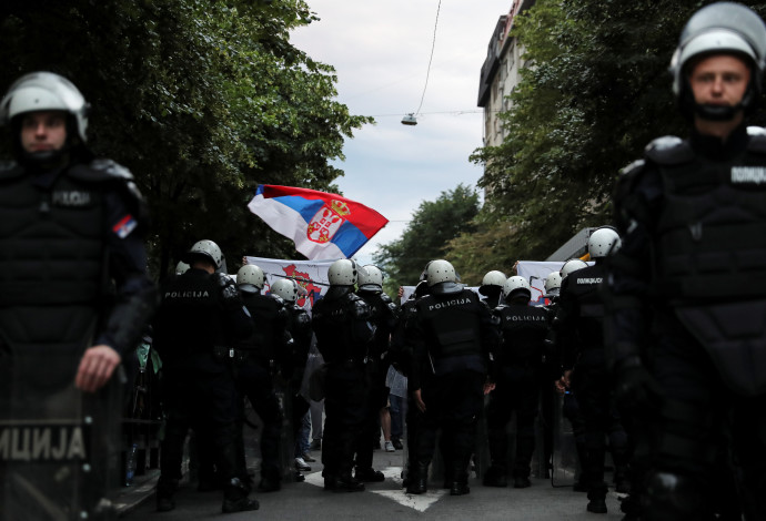 מחאה של לאומנים סרבים בבלגרד (צילום:   REUTERS/Marko Djurica)