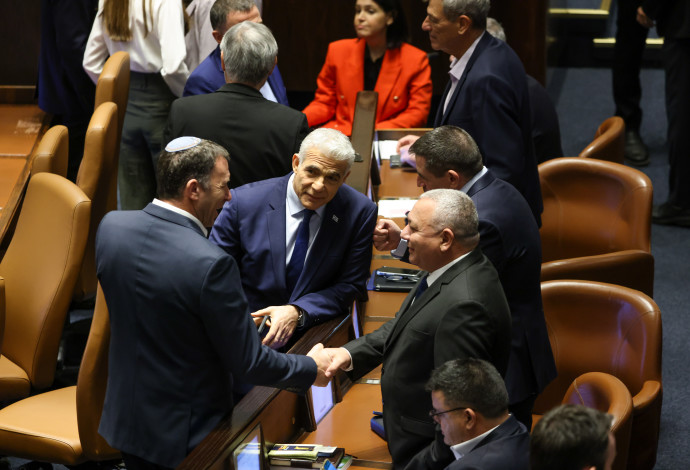 יאיר לפיד, גדי אייזנקוט, מתן כהנא (צילום:  נועם מושקוביץ, דוברות הכנסת)