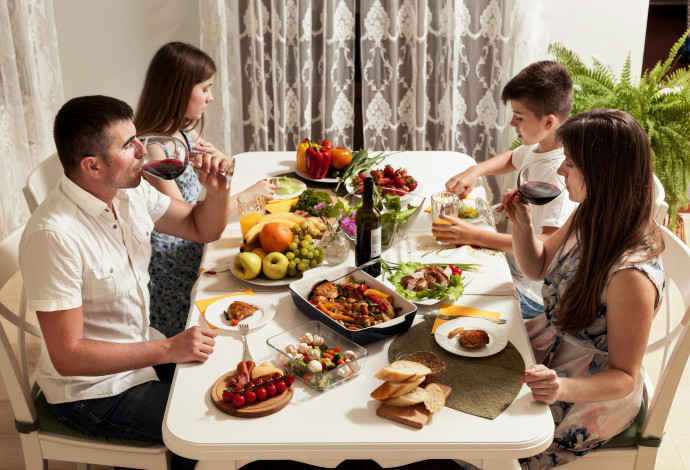 משפחה אוכלת יחד (צילום:  אינגאימג')