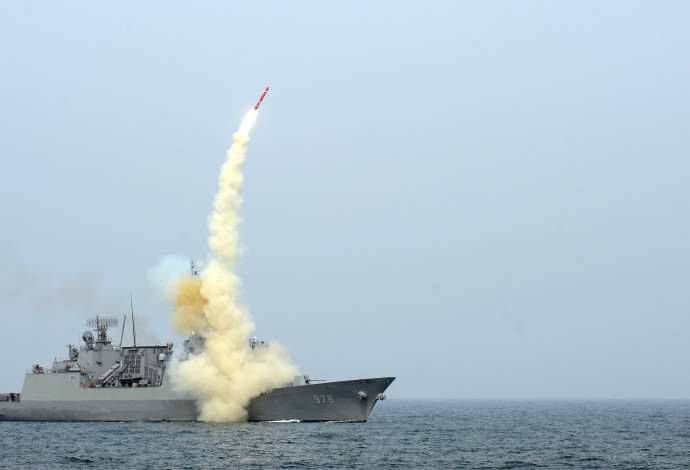 שיגור טיל שיוט (צילום:  REUTERS/South Korean Navy)