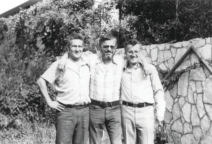 יוסי בנאי עם שימעון מאיר (סימון) משמאל ומואיז הקטן  (צילום:  אלבום פרטי)