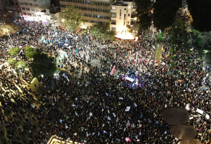 עשרות אלפים בהפגנה נגד הממשלה בתל אביב (צילום:  יאיר פלטי)
