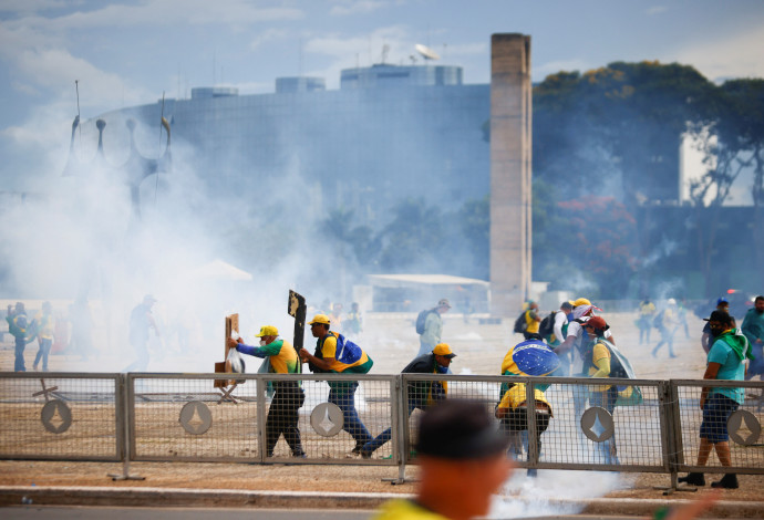 פריצה לבניין הקונגרס בברזיל (צילום:  REUTERS/Adriano Machado)