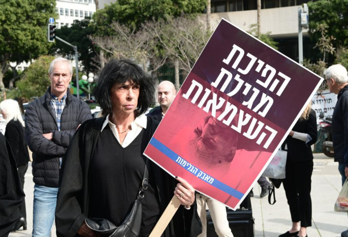 הפגנת עורכי הדין בתל אביב נגד הרפורמה במערכת המשפט (צילום:  אבשלום ששוני)