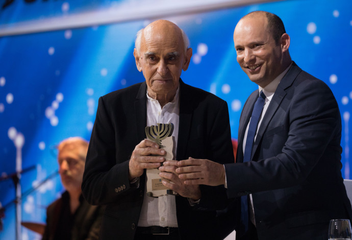 האדריכל דן איתן מקבל את פרס ישראל ב-2019 (צילום:  יונתן זינדל, פלאש 90)