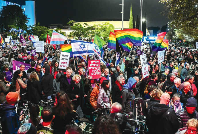 הפגנה נגד הממשלה בכיכר הבימה בתל אביב  (צילום:  אבשלום ששוני)