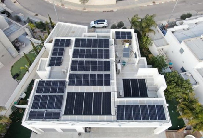 משקיעים בשמש: איך ניתן להרוויח ממערכת סולארית על גג הבית? (צילום:  אנרפוינט מערכות סולאריות מבית כלמוביל)