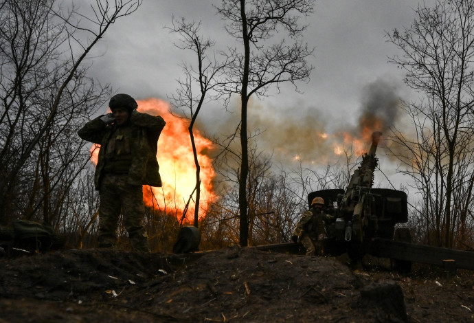 תותח מדגם הוביצר במלחמה באוקראינה (צילום:  REUTERS/Stringer/File Photo)
