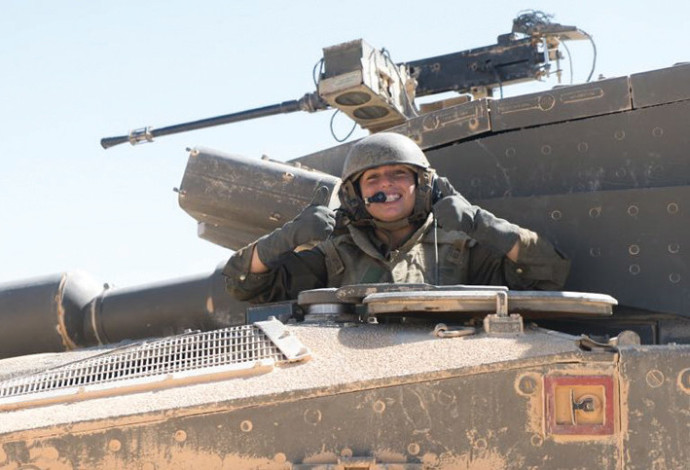 חיילת על טנק צהל"י. המיועדים לשירות ביטחון ישולבו בחיל השריון (צילום:  דובר צה"ל)