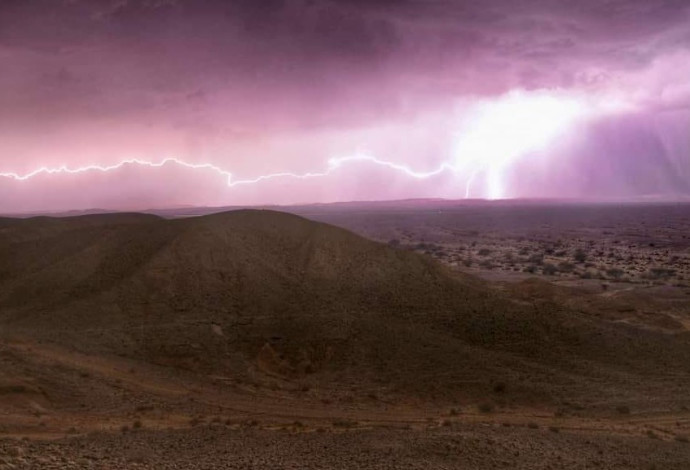 ברקים ורעמים בערבה התיכונה (צילום:  פרדי נפתלי, הערבה התיכונה)