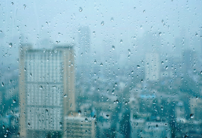 גשם בחלון (צילום:  אינג אימג')